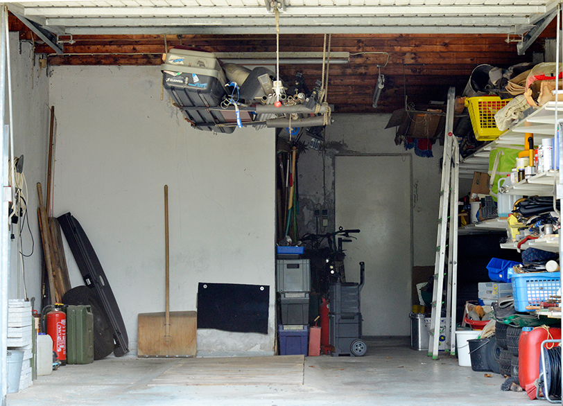 Aufgeräumte Garage mit Gerümpel