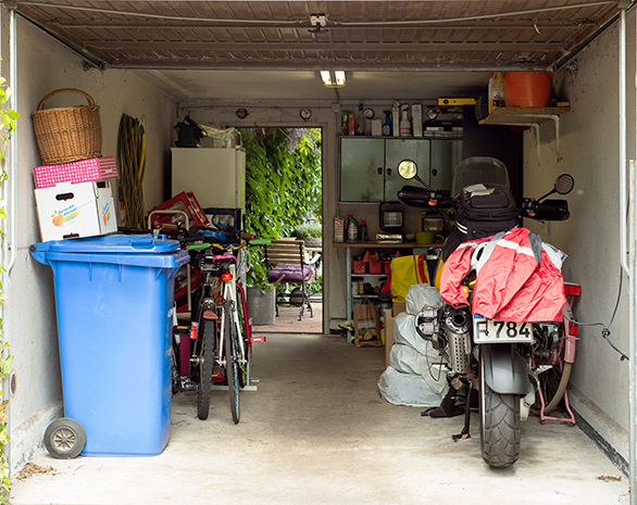 Garage mit Gerümpel und Motorrad