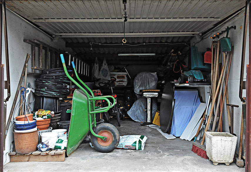 Garage mit Gerümpel und Schubkarre