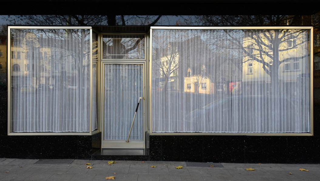 Ladenlokal mit geschlossenen Vorhängen